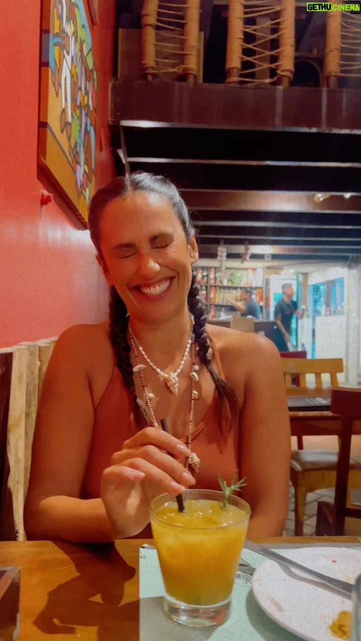 Rita Pereira Instagram - Ontem decidi experimentar frutos novos. Juntei-lhes só um pouquinho de cachaça 😂 Depois deu-me para fazer um daqueles vídeos de “influencer que prova alimentos de outros países”. Se calhar deveria ter provado ao natural em vez de ser em caipirinha 🤣🤣🤣 Aqui já ia na terceira fruta diferente. Qual o melhor fruto para juntar na caipirinha?! 🍉🍇🍓🫐🍋🍈🍒🍑🥭🍍🥥🥝 By the way, este restaurante era ÓTIMOOO!!! #kaçuábarerestaurante