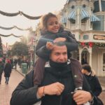 Rita Pereira Instagram – Dia de aniversário perfeito na @disneylandparis ✨🏰✨

São 5 anos do maior amor do universo. Que amor difícil de explicar, que amor único, tão único que chega a ser estranho. Um amor que me faz viver os melhores momentos e os piores pensamentos, um medo inexplicável, um medo do qual fujo todos os dias mas, um amor que quero viver para sempre. Meu Lonô 🤎

#disneylandXmas