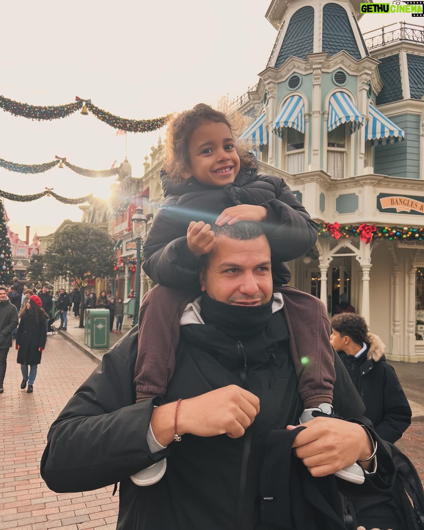 Rita Pereira - 57.7K Likes - Dia de aniversário perfeito na @disneylandparis ✨🏰✨
São 5 anos do maior amor do universo. Que amor difícil de explicar, que amor único, tão único que chega a ser estranho. Um amor que me faz viver os melhores momentos e os piores pensamentos, um medo inexplicável, um medo do qual fujo todos os dias mas, um amor que quero viver para sempre. Meu Lonô 🤎
#disneylandXmas