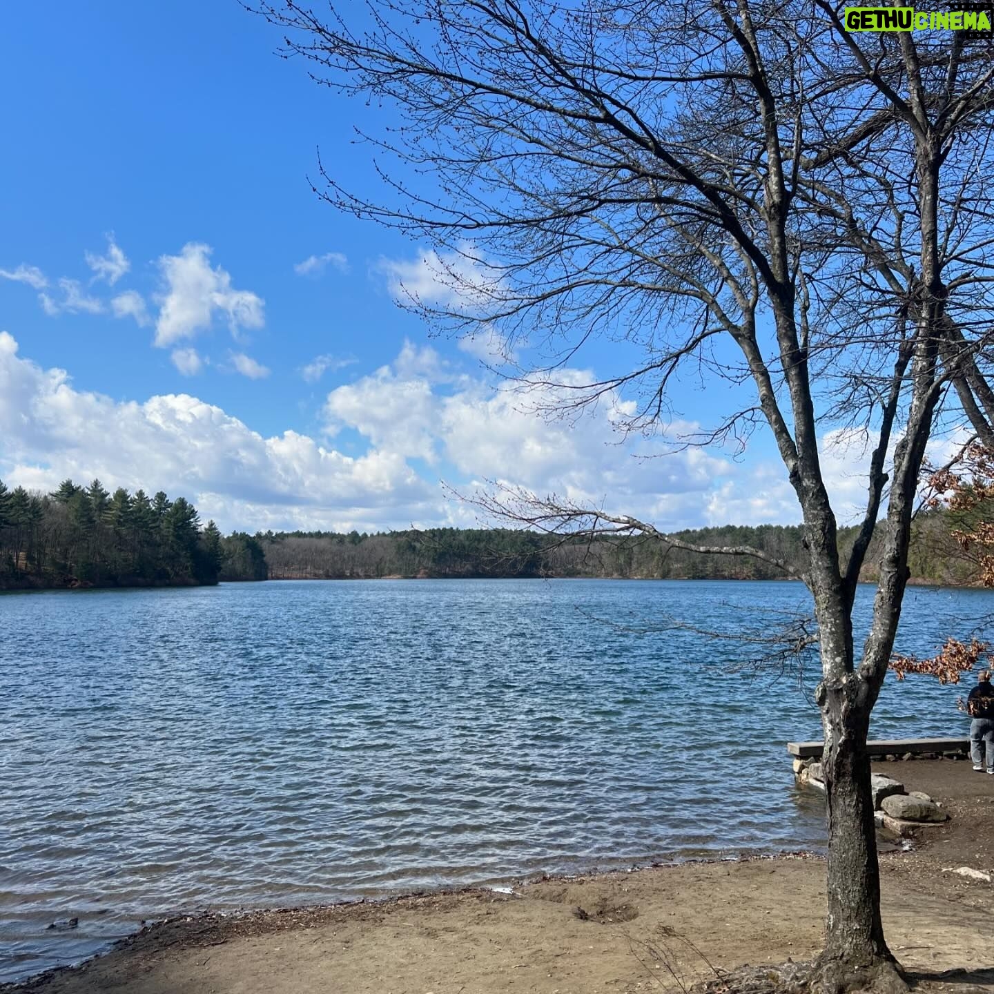 Rita Pereira Instagram - A North Bridge em Concord, Massachusetts, é frequentemente referida como o local do “tiro ouvido em todo o mundo” e o início da Guerra Americana pela Independência. Vim até Boston por várias razões que já vos conto e estou em modo turista total. A ir a museus, a passear de autocarro com guia turístico a explicar tudo e estou a sentir-me com 12 anos numa visita de estudo 😂 Agora é o seguinte, quero dicas de Boston!!! Comunidade portuguesa de Boston chamada à recepção!!!! O que hei-de visitar, que restaurantes hei-de ir, que clubs para beber um copo, quero saber tudo 😉