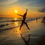 Rita Pereira Instagram – “Eu quero ver o pôr do sol, lindo como ele só” – Djavan
E aqui no Rio esta música faz ainda mais sentido.

Obrigada @sergiorbaia pelas fotos lindas 🤎

#riodejaneiro #praiadabarra #praiadopepe #brasil #working #sunset #pordosol #beautifuldestinations #beach #sand #sun #sea #love #missinghome #goodvibes #positivevibes