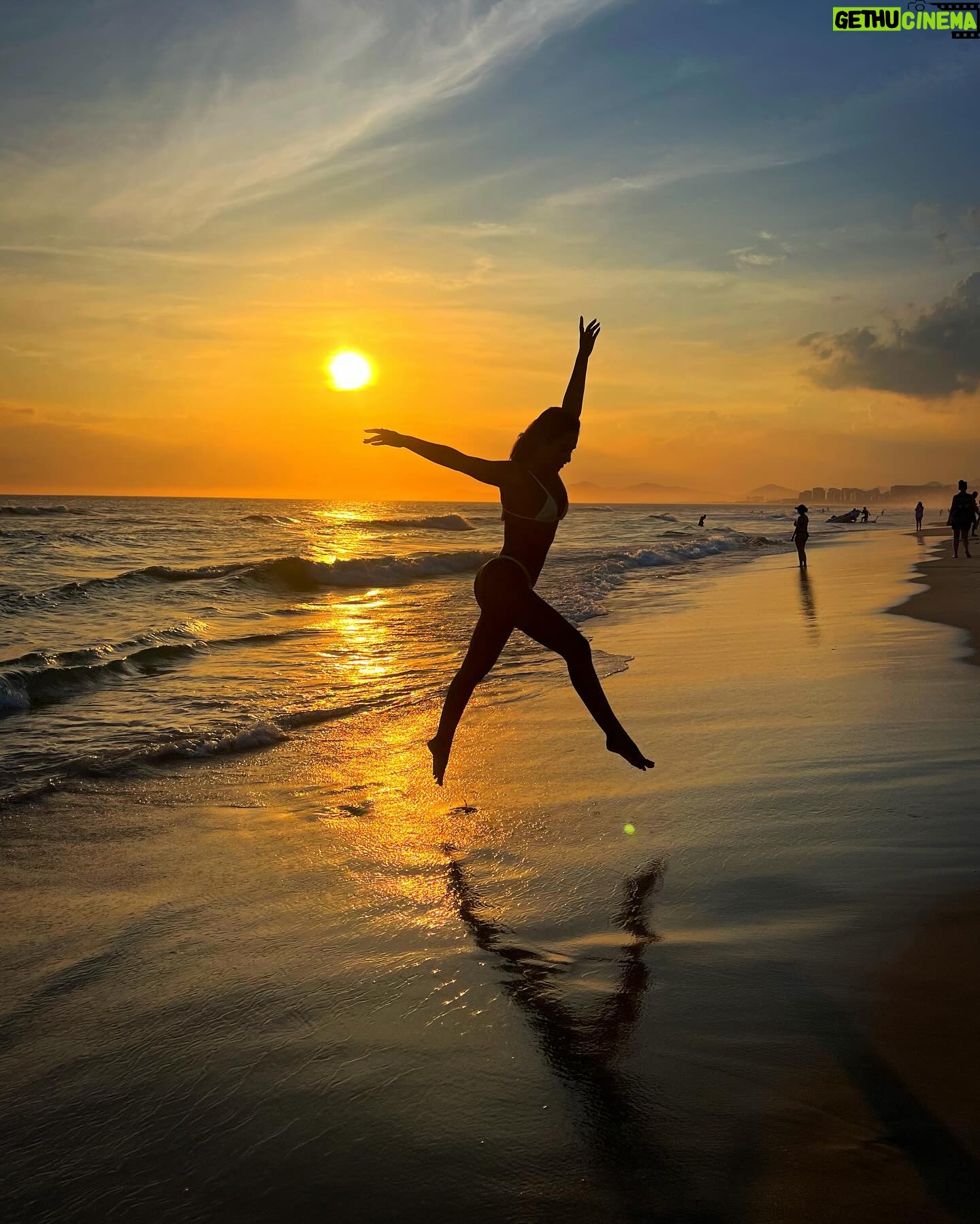 Rita Pereira Instagram - “Eu quero ver o pôr do sol, lindo como ele só” - Djavan E aqui no Rio esta música faz ainda mais sentido. Obrigada @sergiorbaia pelas fotos lindas 🤎 #riodejaneiro #praiadabarra #praiadopepe #brasil #working #sunset #pordosol #beautifuldestinations #beach #sand #sun #sea #love #missinghome #goodvibes #positivevibes