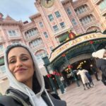 Rita Pereira Instagram – Dia de aniversário perfeito na @disneylandparis ✨🏰✨

São 5 anos do maior amor do universo. Que amor difícil de explicar, que amor único, tão único que chega a ser estranho. Um amor que me faz viver os melhores momentos e os piores pensamentos, um medo inexplicável, um medo do qual fujo todos os dias mas, um amor que quero viver para sempre. Meu Lonô 🤎

#disneylandXmas