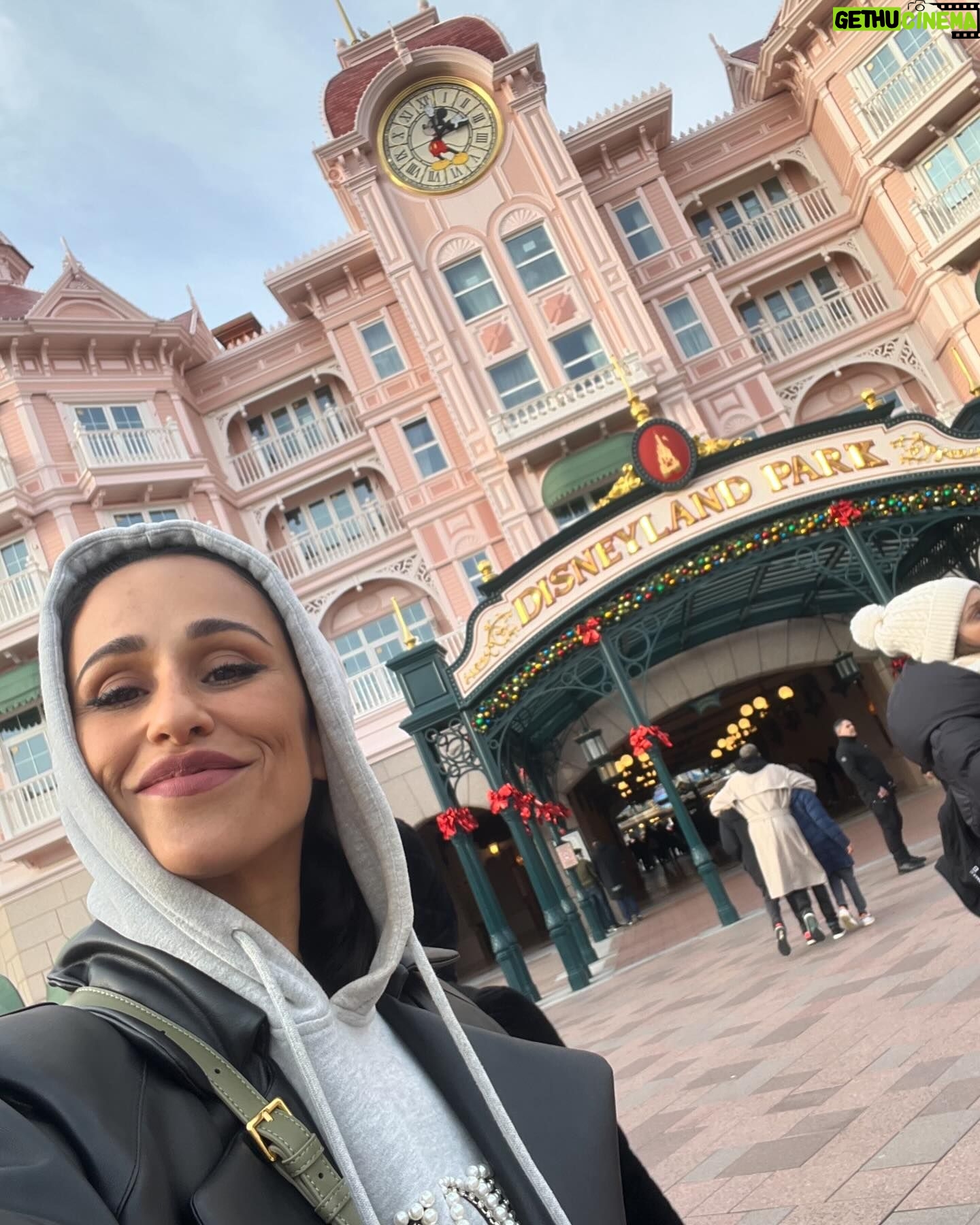 Rita Pereira - 57.7K Likes - Dia de aniversário perfeito na @disneylandparis ✨🏰✨
São 5 anos do maior amor do universo. Que amor difícil de explicar, que amor único, tão único que chega a ser estranho. Um amor que me faz viver os melhores momentos e os piores pensamentos, um medo inexplicável, um medo do qual fujo todos os dias mas, um amor que quero viver para sempre. Meu Lonô 🤎
#disneylandXmas