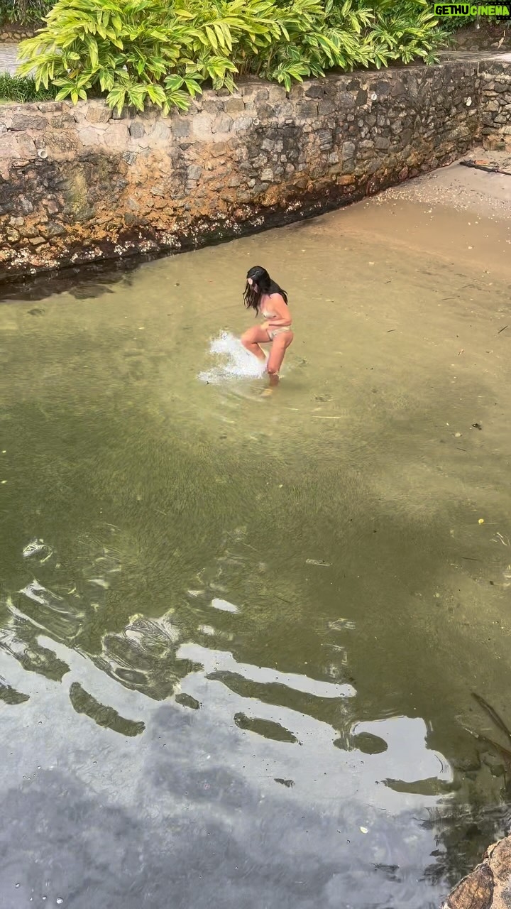 Rita Pereira Instagram - Acordo cedo e decido fazer uma cena super “wow és mesmo uma pessoa wowww”, que é dar um mergulho para começar o dia 🤣 Reparei que tinha um cardume infinito mas, acreditei piamente que mal avançasse os peixes fugissem. Não aconteceu… O que poderia ter sido um vídeo “toda ela sexy no seu mergulho matinal”, tornou-se no que verdadeiramente acontece quando sinto “cenas” a tocarem-me debaixo de água 🤣🤣🤣 Agora é deixar nos comentários o nome dos amigos que também são como eu 🤪👇🏾