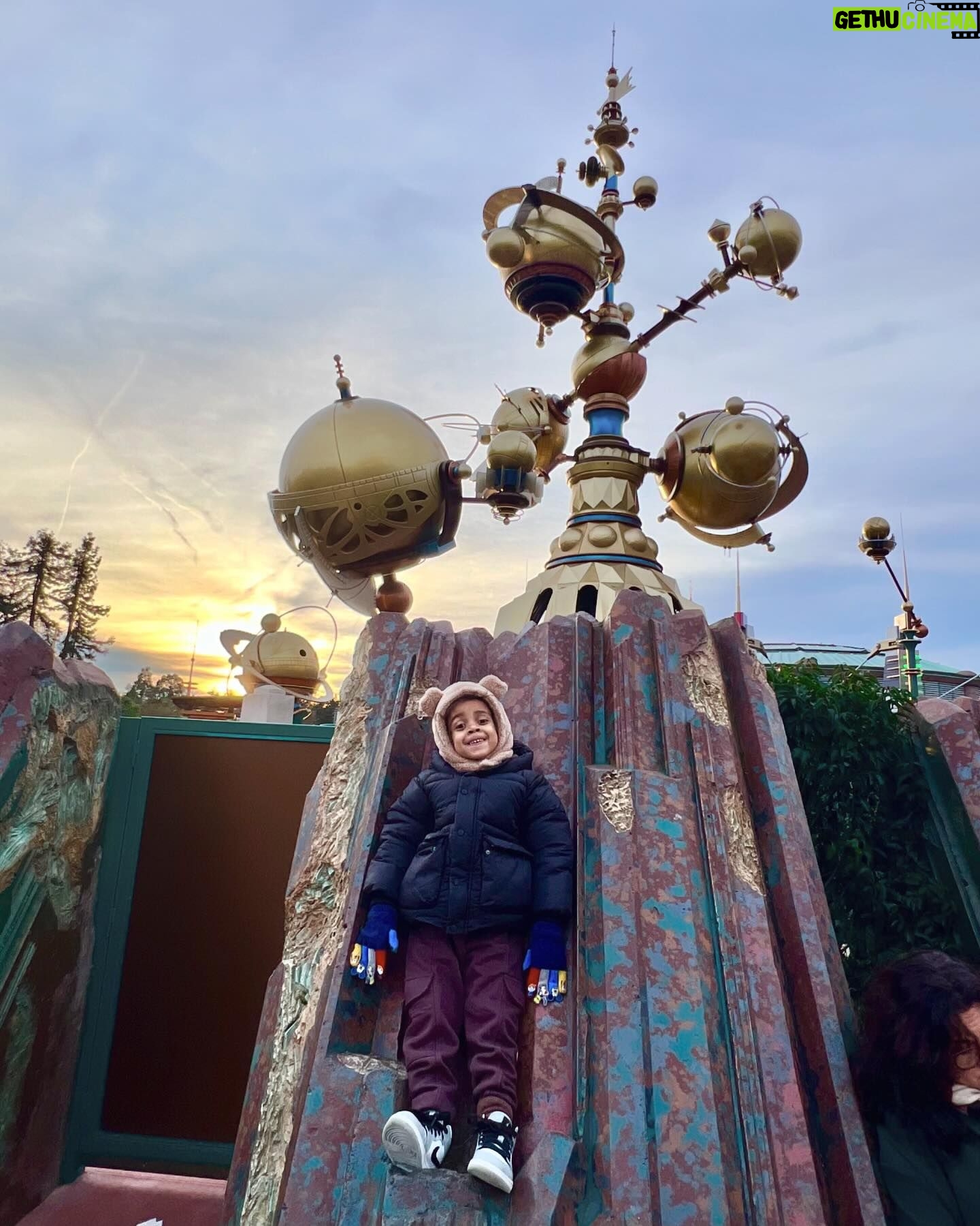 Rita Pereira - 57.7K Likes - Dia de aniversário perfeito na @disneylandparis ✨🏰✨
São 5 anos do maior amor do universo. Que amor difícil de explicar, que amor único, tão único que chega a ser estranho. Um amor que me faz viver os melhores momentos e os piores pensamentos, um medo inexplicável, um medo do qual fujo todos os dias mas, um amor que quero viver para sempre. Meu Lonô 🤎
#disneylandXmas