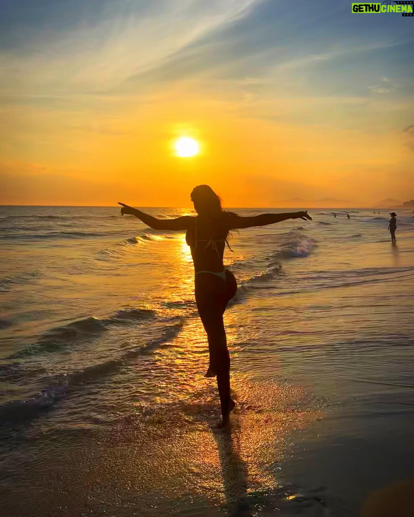 Rita Pereira Instagram - “Eu quero ver o pôr do sol, lindo como ele só” - Djavan E aqui no Rio esta música faz ainda mais sentido. Obrigada @sergiorbaia pelas fotos lindas 🤎 #riodejaneiro #praiadabarra #praiadopepe #brasil #working #sunset #pordosol #beautifuldestinations #beach #sand #sun #sea #love #missinghome #goodvibes #positivevibes