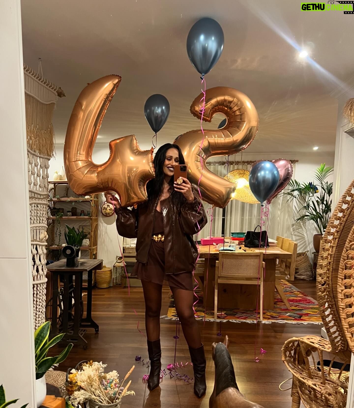 Rita Pereira Instagram - Thanks @seenlisboa for the amazing dinner last night 🥂 You’ll forever be one of my favorite restaurants in the world 🫶🏾 PS- last pic was my son’s surprise when I arrived home 🤎 #outfit @goncalopeixotoficial #styledbyme