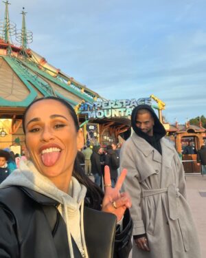 Rita Pereira Instagram - Dia de aniversário perfeito na @disneylandparis ✨🏰✨

São 5 anos do maior amor do universo. Que amor difícil de explicar, que amor único, tão único que chega a ser estranho. Um amor que me faz viver os melhores momentos e os piores pensamentos, um medo inexplicável, um medo do qual fujo todos os dias mas, um amor que quero viver para sempre. Meu Lonô 🤎

#disneylandXmas