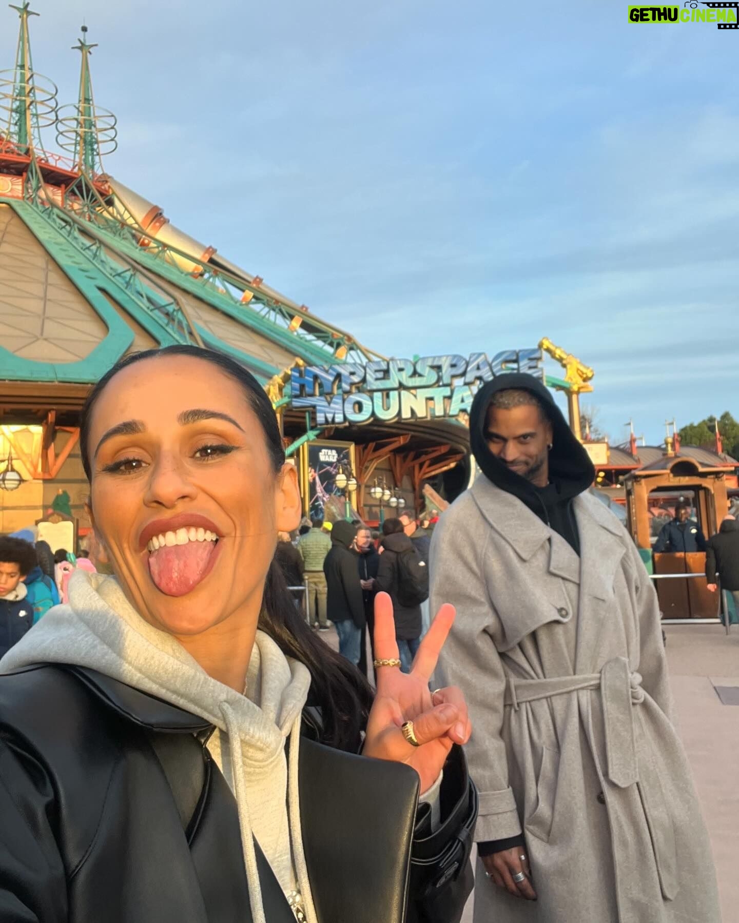 Rita Pereira - 57.7K Likes - Dia de aniversário perfeito na @disneylandparis ✨🏰✨
São 5 anos do maior amor do universo. Que amor difícil de explicar, que amor único, tão único que chega a ser estranho. Um amor que me faz viver os melhores momentos e os piores pensamentos, um medo inexplicável, um medo do qual fujo todos os dias mas, um amor que quero viver para sempre. Meu Lonô 🤎
#disneylandXmas