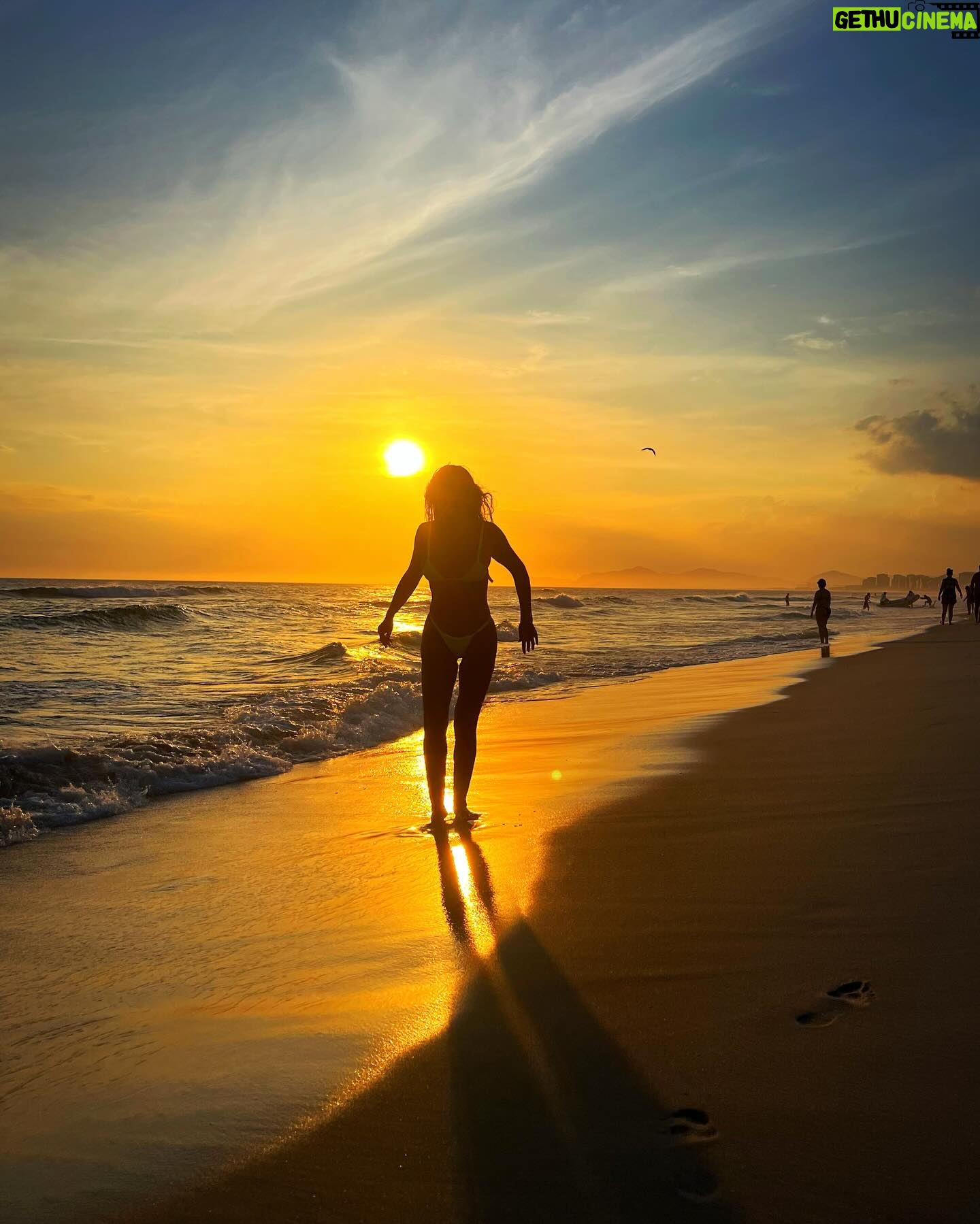 Rita Pereira Instagram - “Eu quero ver o pôr do sol, lindo como ele só” - Djavan E aqui no Rio esta música faz ainda mais sentido. Obrigada @sergiorbaia pelas fotos lindas 🤎 #riodejaneiro #praiadabarra #praiadopepe #brasil #working #sunset #pordosol #beautifuldestinations #beach #sand #sun #sea #love #missinghome #goodvibes #positivevibes