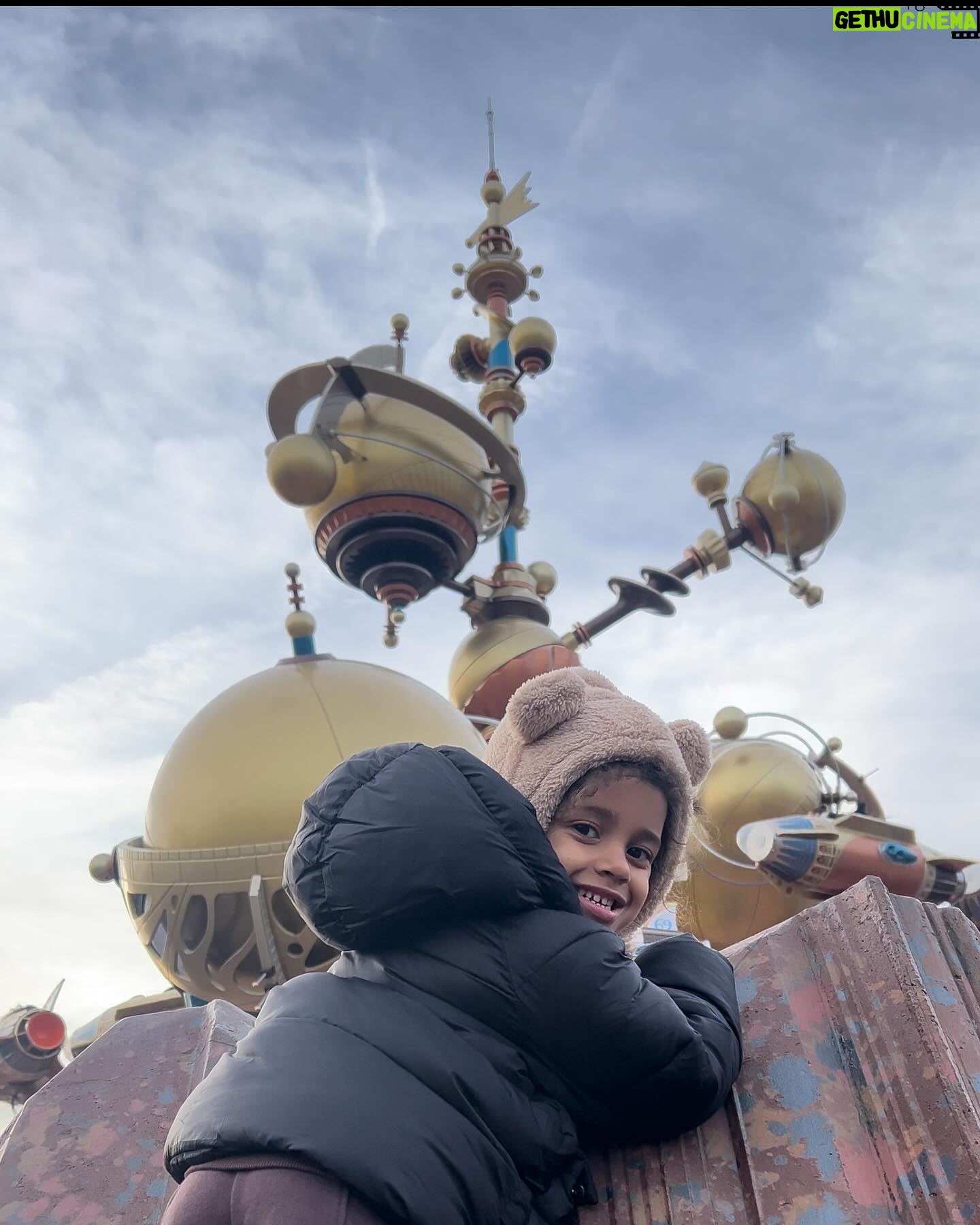 Rita Pereira - 57.7K Likes - Dia de aniversário perfeito na @disneylandparis ✨🏰✨
São 5 anos do maior amor do universo. Que amor difícil de explicar, que amor único, tão único que chega a ser estranho. Um amor que me faz viver os melhores momentos e os piores pensamentos, um medo inexplicável, um medo do qual fujo todos os dias mas, um amor que quero viver para sempre. Meu Lonô 🤎
#disneylandXmas