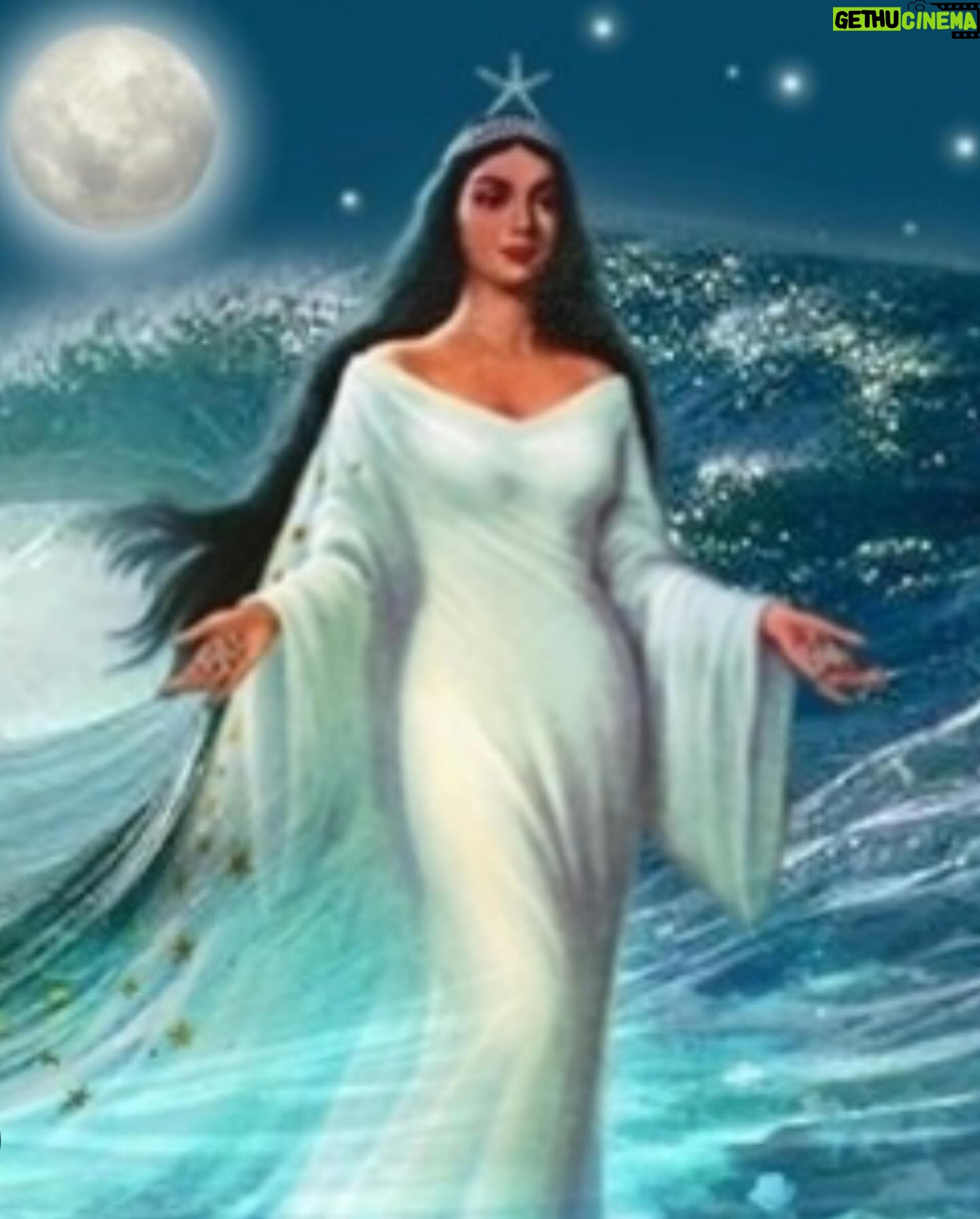 Rita Pereira Instagram - Dia de Iemanjá, rainha dos mares, e eu em Angra dos Reis, rodeada de mar, a agradecer tudo o que tive, tenho e irei ter 🧜🏾♀️ #iemanjá #rainhadosmares #diadeiemanjá #angradosreis