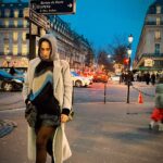 Rita Pereira Instagram – Tentei passear no centro de Paris dia 26 de Dezembro. 
Missão abortada aos 35 mn de tentativa. Fica para a próxima. Adeus Paris.

PS- O casaco do outfi é o mesmo de ontem mas sem a flor @atelierfusion 🤍