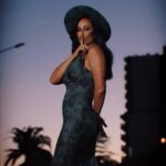 Rita Pereira Instagram – I’m back!!! E se é para voltar aos ecrãs e ao red carpet tem de ser como eu vos habituei, certo?! 😜

O outfit foi desenhado por mim em colaboração com a @atelierfusion as maravilhosas, únicas, incríveis manas Liliana e Cláudia que me fizeram brilhar neste ideia de vestido e chapéu de denim. Obrigada manas, vocês arrasam!!!!

Este outfit é um preview, que é como quem diz, uma apresentação do que vai ser a nossa nova coleção que sai em breve. Vocês vão adorar!!!!! Eu tenho a certeza!!!

Parabéns @tvioficial 🥳 São 31 anos, 20 juntos 🤎

#galatvi #aniversariotvi #tvi #redcarpet