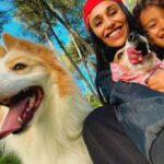 Rita Pereira Instagram – A nossa tarde foi passada no campo, a explorar, a descobrir, a correr por novos caminhos, a cheirar as flores, a cansar os cães, a dançar e a rir. É tão simples e faz-nos tão felizes.

PS- E a “cara” da Heyvi a odiar o lenço no cabeça 😂😂😂

#dogsofinstagram #dog #dogsandkids #passeios #mom #son #happiness #goodvibes