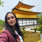 Rita Pereira Instagram - Mau tempo mas Kyoto lindo na mesma. Hoje fomos ao Kinkaku-ji Temple, ao Nishiki Market e ao Fushimi Inari-taisha. Ficou a faltar-nos 2 sítios incríveis mas esta chuva não ajudou. #kyoto #quioto #japan #japão #kinkakujitemple #nishikimarket #fushimiinaritaisha #family #vacation #famvacay