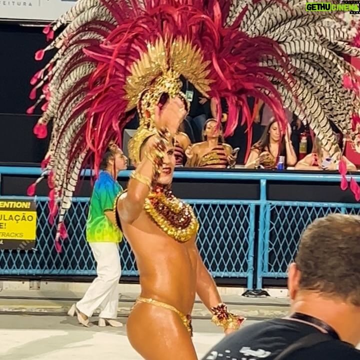 Rita Pereira - 56.5K Likes - O Carnaval no Brasil 🇧🇷
Já não é a primeira vez que vou, já tive até a sorte de desfilar num destes carros alegóricos e foi das experiências mais emocionantes da minha vida, mas todos os anos a emoção é gigante porque realmente, esta competição é única.
A mistura de pessoas, a cultura, a arte, a dedicação, a inclusão, a cor, os carros alegóricos, as fantasias, o amor que se vê no rosto de cada participante, tudo isto é muito especial.
Aconselho muito tentarem viver esta experiência.
@nossocamarote @marquesdesapucaioficial #carnavaldorio #riodejaneiro #goodvibes