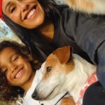 Rita Pereira Instagram – A nossa tarde foi passada no campo, a explorar, a descobrir, a correr por novos caminhos, a cheirar as flores, a cansar os cães, a dançar e a rir. É tão simples e faz-nos tão felizes.

PS- E a “cara” da Heyvi a odiar o lenço no cabeça 😂😂😂

#dogsofinstagram #dog #dogsandkids #passeios #mom #son #happiness #goodvibes