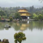 Rita Pereira Instagram - Mau tempo mas Kyoto lindo na mesma. Hoje fomos ao Kinkaku-ji Temple, ao Nishiki Market e ao Fushimi Inari-taisha. Ficou a faltar-nos 2 sítios incríveis mas esta chuva não ajudou. #kyoto #quioto #japan #japão #kinkakujitemple #nishikimarket #fushimiinaritaisha #family #vacation #famvacay