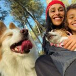 Rita Pereira Instagram – A nossa tarde foi passada no campo, a explorar, a descobrir, a correr por novos caminhos, a cheirar as flores, a cansar os cães, a dançar e a rir. É tão simples e faz-nos tão felizes.

PS- E a “cara” da Heyvi a odiar o lenço no cabeça 😂😂😂

#dogsofinstagram #dog #dogsandkids #passeios #mom #son #happiness #goodvibes