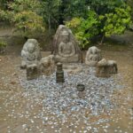 Rita Pereira Instagram - Mau tempo mas Kyoto lindo na mesma. Hoje fomos ao Kinkaku-ji Temple, ao Nishiki Market e ao Fushimi Inari-taisha. Ficou a faltar-nos 2 sítios incríveis mas esta chuva não ajudou. #kyoto #quioto #japan #japão #kinkakujitemple #nishikimarket #fushimiinaritaisha #family #vacation #famvacay