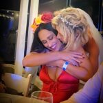 Rita Pereira Instagram – A foto não tem uma qualidade incrível mas a emoção que vive neste abraço é para lá de incrível.
Esta é a única foto que tenho com a minha tia/madrinha no casamento dela porque, praticamente não peguei no telefone. Na verdade, pouco estive no telefone nestas férias de família, quis aproveitar cada segundo com eles, como que a compensar os anos que não nos vemos…e foram muitos…que parvoíce… Vamos adiando momentos, vamos dizendo “próximo ano vou aí ver-vos” e os anos vão passando…porquê?! Não vou deixar que isto aconteça de novo, não vou deixar. Eu sei que o Canadá não é aqui ao lado mas há que priorizar o que é realmente importante, a família. Mas sabem o que é mais especial?! Estivemos anos sem nos vermos pessoalmente mas parece que estivemos sempre juntos. O amor é o mesmo, as conversas, as gargalhada, os ideais, não mudou nada. Tão bom. Que reunião tão boa, que férias em família tão boas.
I love you guys 🤎 See you soon, I promise.