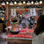 Rita Pereira Instagram - Mau tempo mas Kyoto lindo na mesma. Hoje fomos ao Kinkaku-ji Temple, ao Nishiki Market e ao Fushimi Inari-taisha. Ficou a faltar-nos 2 sítios incríveis mas esta chuva não ajudou. #kyoto #quioto #japan #japão #kinkakujitemple #nishikimarket #fushimiinaritaisha #family #vacation #famvacay