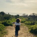 Rita Pereira Instagram – A nossa tarde foi passada no campo, a explorar, a descobrir, a correr por novos caminhos, a cheirar as flores, a cansar os cães, a dançar e a rir. É tão simples e faz-nos tão felizes.

PS- E a “cara” da Heyvi a odiar o lenço no cabeça 😂😂😂

#dogsofinstagram #dog #dogsandkids #passeios #mom #son #happiness #goodvibes