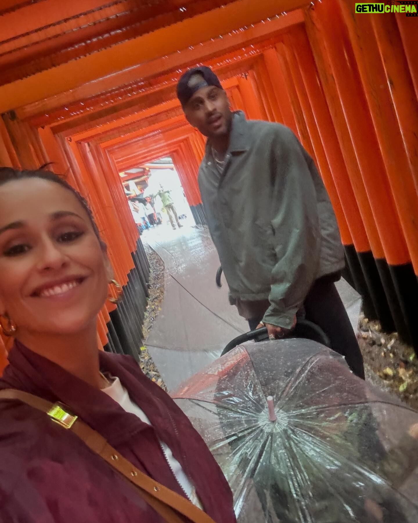 Rita Pereira Instagram - Mau tempo mas Kyoto lindo na mesma. Hoje fomos ao Kinkaku-ji Temple, ao Nishiki Market e ao Fushimi Inari-taisha. Ficou a faltar-nos 2 sítios incríveis mas esta chuva não ajudou. #kyoto #quioto #japan #japão #kinkakujitemple #nishikimarket #fushimiinaritaisha #family #vacation #famvacay