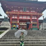 Rita Pereira Instagram - Mau tempo mas Kyoto lindo na mesma. Hoje fomos ao Kinkaku-ji Temple, ao Nishiki Market e ao Fushimi Inari-taisha. Ficou a faltar-nos 2 sítios incríveis mas esta chuva não ajudou. #kyoto #quioto #japan #japão #kinkakujitemple #nishikimarket #fushimiinaritaisha #family #vacation #famvacay