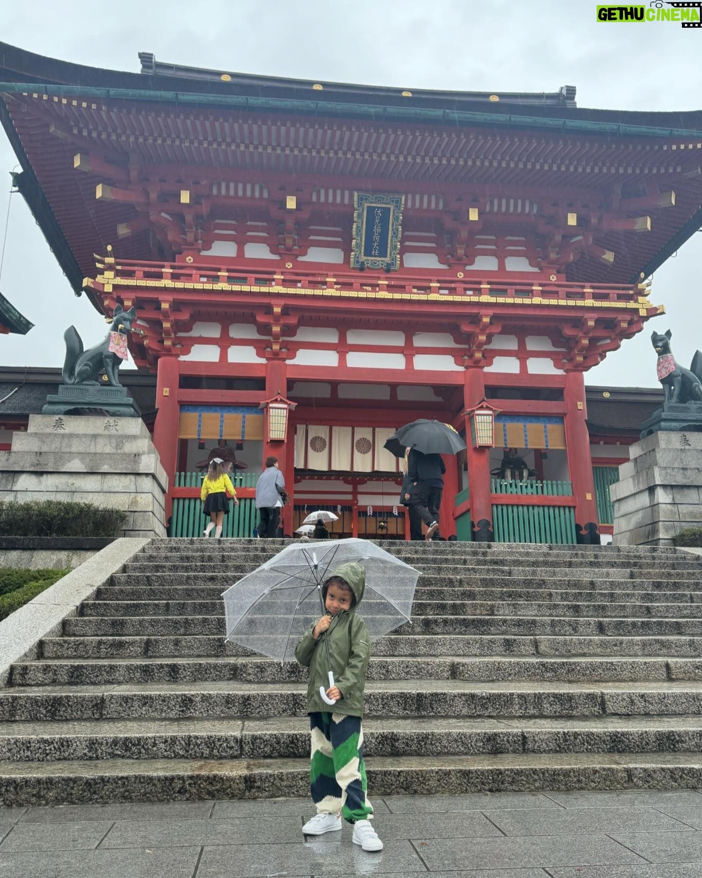 Rita Pereira Instagram - Mau tempo mas Kyoto lindo na mesma. Hoje fomos ao Kinkaku-ji Temple, ao Nishiki Market e ao Fushimi Inari-taisha. Ficou a faltar-nos 2 sítios incríveis mas esta chuva não ajudou. #kyoto #quioto #japan #japão #kinkakujitemple #nishikimarket #fushimiinaritaisha #family #vacation #famvacay
