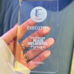 Rita Pereira Instagram - Querida @executiva.pt obrigada uma vez mais por esta distinção. Que honra ❤️ E acreditem que, ao contrário do que poderia ser, tornar-se mais um prémio, este ano, o 7º ano consecutivo, é ainda mais especial pelo facto de ter passado meio ano fora de Portugal, pensando não ter sido tão vista nem tão ouvida. Enganei-me. Não só estou entre as 25 mulheres mais influentes de Portugal, como ainda estou no top 5 🥺 Que grande responsabilidade ser ouvida assim. Reflectindo bem sobre o que se passou na minha vida em 2023, a verdade é que, sendo mãe de família, dona de casa (ao contrário do que pretendem que esta definição seja, no meu caso é também ela literal 😂), empreendedora, actriz há 20 anos, com uma vida estabilizada e privilegiada, saí do meu país, do meu conforto e fui à conquista de um sonho. Aos 41 anos fui realizar um sonho, e não será isto uma enorme e positiva influência para centenas de mulheres que, muitas vezes, têm receio de arriscar?! Eu acho que sim e orgulho-me disso. Obrigada a todas as pessoas que continuam a querer ouvir-me, que continuam a acreditar em mim e que continuam a inspirar-me a querer ser mais e conquistar mais. Muito obrigada @executiva.pt , obrigada mesmo.