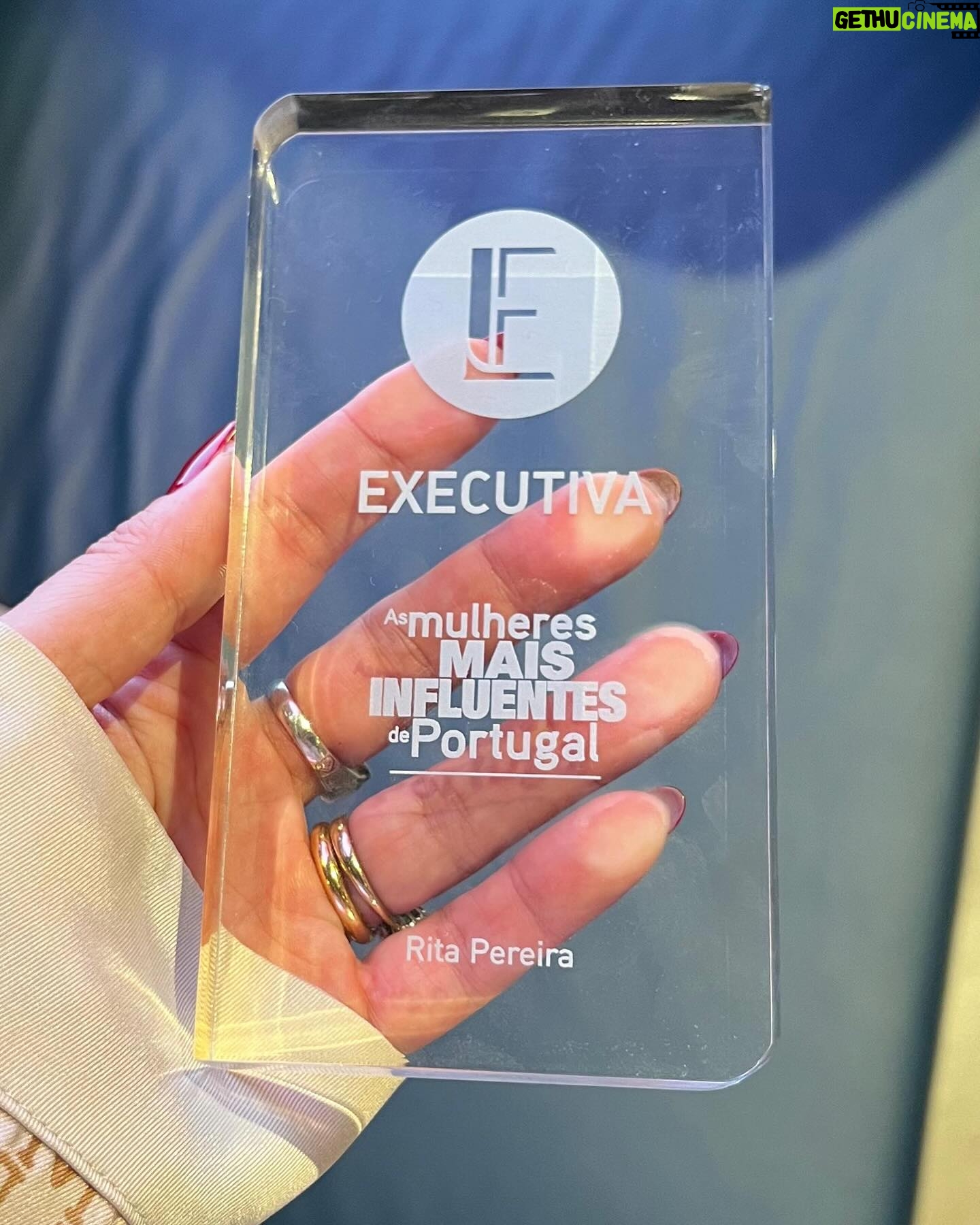 Rita Pereira Instagram - Querida @executiva.pt obrigada uma vez mais por esta distinção. Que honra ❤️ E acreditem que, ao contrário do que poderia ser, tornar-se mais um prémio, este ano, o 7º ano consecutivo, é ainda mais especial pelo facto de ter passado meio ano fora de Portugal, pensando não ter sido tão vista nem tão ouvida. Enganei-me. Não só estou entre as 25 mulheres mais influentes de Portugal, como ainda estou no top 5 🥺 Que grande responsabilidade ser ouvida assim. Reflectindo bem sobre o que se passou na minha vida em 2023, a verdade é que, sendo mãe de família, dona de casa (ao contrário do que pretendem que esta definição seja, no meu caso é também ela literal 😂), empreendedora, actriz há 20 anos, com uma vida estabilizada e privilegiada, saí do meu país, do meu conforto e fui à conquista de um sonho. Aos 41 anos fui realizar um sonho, e não será isto uma enorme e positiva influência para centenas de mulheres que, muitas vezes, têm receio de arriscar?! Eu acho que sim e orgulho-me disso. Obrigada a todas as pessoas que continuam a querer ouvir-me, que continuam a acreditar em mim e que continuam a inspirar-me a querer ser mais e conquistar mais. Muito obrigada @executiva.pt , obrigada mesmo.