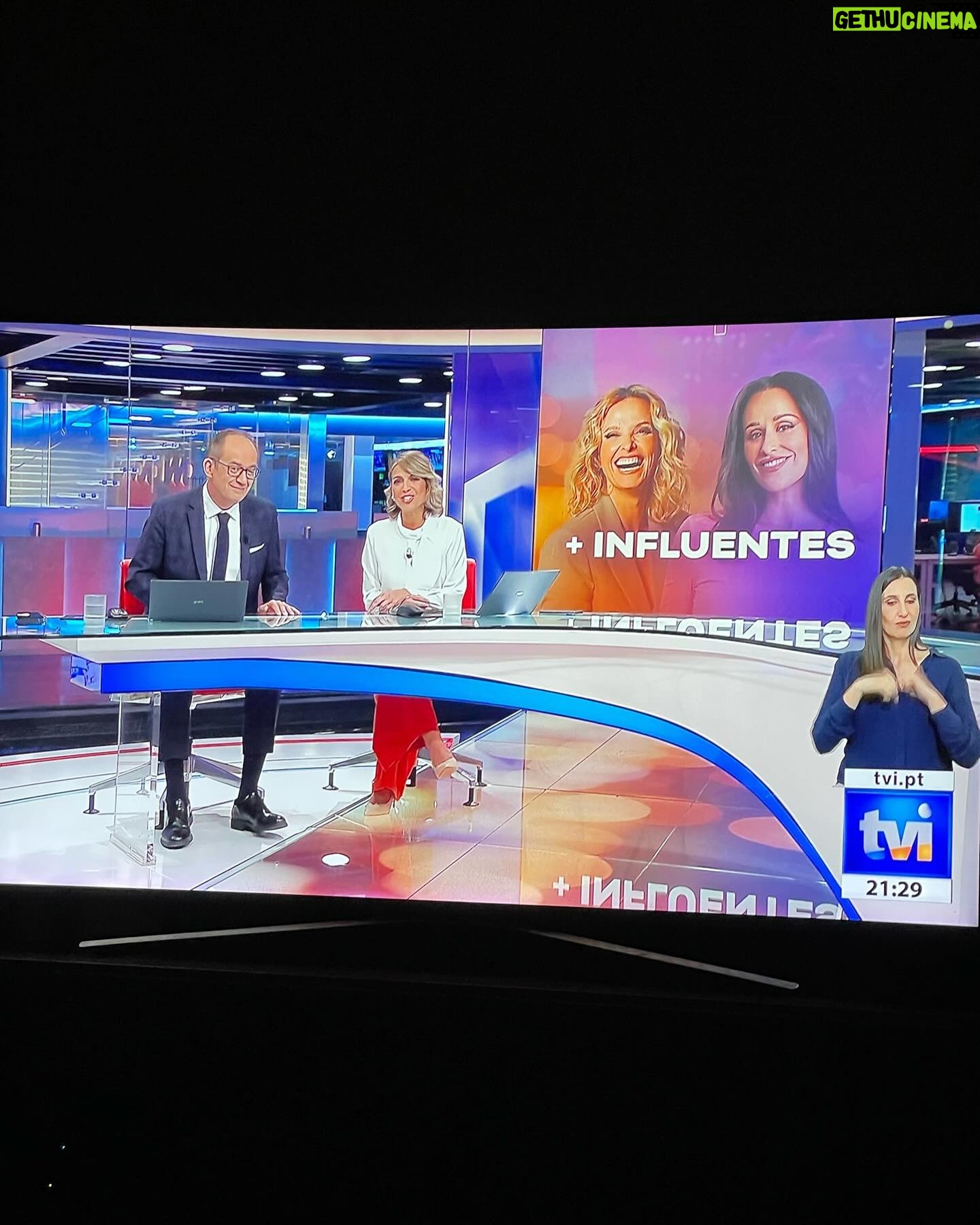 Rita Pereira Instagram - Querida @executiva.pt obrigada uma vez mais por esta distinção. Que honra ❤️ E acreditem que, ao contrário do que poderia ser, tornar-se mais um prémio, este ano, o 7º ano consecutivo, é ainda mais especial pelo facto de ter passado meio ano fora de Portugal, pensando não ter sido tão vista nem tão ouvida. Enganei-me. Não só estou entre as 25 mulheres mais influentes de Portugal, como ainda estou no top 5 🥺 Que grande responsabilidade ser ouvida assim. Reflectindo bem sobre o que se passou na minha vida em 2023, a verdade é que, sendo mãe de família, dona de casa (ao contrário do que pretendem que esta definição seja, no meu caso é também ela literal 😂), empreendedora, actriz há 20 anos, com uma vida estabilizada e privilegiada, saí do meu país, do meu conforto e fui à conquista de um sonho. Aos 41 anos fui realizar um sonho, e não será isto uma enorme e positiva influência para centenas de mulheres que, muitas vezes, têm receio de arriscar?! Eu acho que sim e orgulho-me disso. Obrigada a todas as pessoas que continuam a querer ouvir-me, que continuam a acreditar em mim e que continuam a inspirar-me a querer ser mais e conquistar mais. Muito obrigada @executiva.pt , obrigada mesmo.