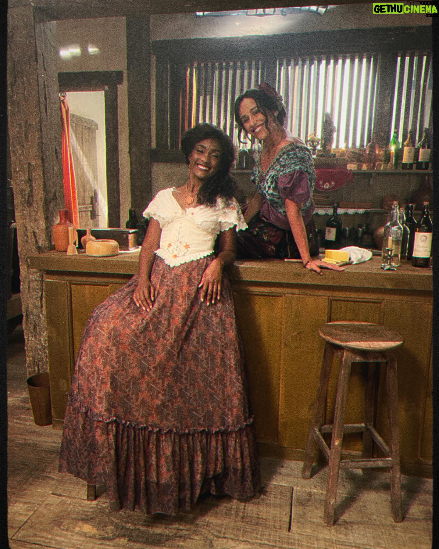 Rita Pereira Instagram - Hoje filmámos cenas muito lindas @erikajanuza 🤎 #donaBeja #backstage #actress #riodejaneiro #hbomax #max #filming #faraway #brazil #believeinyourself