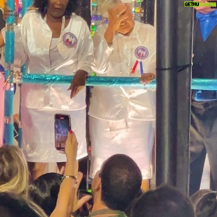 Rita Pereira - 56.5K Likes - O Carnaval no Brasil 🇧🇷
Já não é a primeira vez que vou, já tive até a sorte de desfilar num destes carros alegóricos e foi das experiências mais emocionantes da minha vida, mas todos os anos a emoção é gigante porque realmente, esta competição é única.
A mistura de pessoas, a cultura, a arte, a dedicação, a inclusão, a cor, os carros alegóricos, as fantasias, o amor que se vê no rosto de cada participante, tudo isto é muito especial.
Aconselho muito tentarem viver esta experiência.
@nossocamarote @marquesdesapucaioficial #carnavaldorio #riodejaneiro #goodvibes