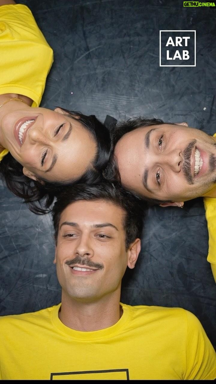 Rita Pereira Instagram - ✨ CONCURSO DE DANÇA ✨ Este ano vamos comemorar o Dia Mundial da Dança em Cascais no Salão Preto e Prata do Casino Estoril 🪩 5 de Maio | 21:00 🪩 Hoje anunciamos a 6ª edição do Espetáculo de Comemoração do Dia Mundial da Dança em Cascais que será apresentado pela nossa embaixadora Rita Pereira @hyndia e tu também podes subir ao palco connosco onde podes ganhar um dos três prémios: ✨1º lugar - 250,00€ | ✨2º lugar - 150,00€ | ✨3º lugar - 100,00€ A partir deste momento, já podes concorrer ao desafio #dancechallengecascais2024 com a organização da @artlab.pt e com o apoio da @cascais_oficial até às 23h59m do dia 28 de Abril de 2024. Para concorreres ao concurso #dancechallengecascais2024 basta: 1) Residires em Portugal; 2) Teres uma idade igual ou superior a 10 anos de idade; 3) Teres uma conta pública na rede social Instagram; 4) Publicares um vídeo no teu feed do Instagram a partir de hoje dia 13 de Abril às 12h00m a dançares uma coreografia com uma música à tua escolha (duração máxima de 90 segundos); 5) Podes concorrer a solo, dueto ou trio; 6) Usares o hashtag #dancechallengecascais2024; 7) Identificares a @artlab.pt e a @cascais_oficial na publicação. No dia 29 de Abril iremos anunciar os cinco finalistas que irão subir a palco no grande evento de comemoração do Dia Mundial da Dança em Cascais. Dia 5 de Maio junta-te a nós para juntos/as celebrarmos este dia e votarmos naquelas que serão as coreografias vencedoras. ⚠️ OS BILHETES AINDA NÃO ESTÃO À VENDA, em breve iremos anunciar a abertura da bilheteira. ℹ️ Regulamento do concurso: https://artlab.pt/dia-mundial-da-danca-2024/ ℹ️