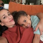 Rita Pereira Instagram - Passámos o sábado na sala. A ver televisão, a relaxar no sofá, a brincar com tartarugas ninja, jogar ás damas (estou a ensiná-lo), jogos no iPad, brincámos no jardim os únicos 10mn que não choveu, mas basicamente, não fizemos nada de especial e quando isto acontece fico assim com um sentimento meio de culpa por não o ter levado a lado nenhum…na verdade ele é que disse que não queria sair de casa mas… Vocês pais também se sentem assim quando passam o dia fechados com os filhos em casa?!
