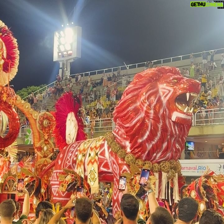 Rita Pereira - 56.5K Likes - O Carnaval no Brasil 🇧🇷
Já não é a primeira vez que vou, já tive até a sorte de desfilar num destes carros alegóricos e foi das experiências mais emocionantes da minha vida, mas todos os anos a emoção é gigante porque realmente, esta competição é única.
A mistura de pessoas, a cultura, a arte, a dedicação, a inclusão, a cor, os carros alegóricos, as fantasias, o amor que se vê no rosto de cada participante, tudo isto é muito especial.
Aconselho muito tentarem viver esta experiência.
@nossocamarote @marquesdesapucaioficial #carnavaldorio #riodejaneiro #goodvibes