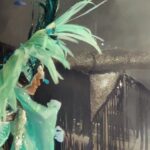 Rita Pereira Instagram - O Carnaval no Brasil 🇧🇷 Já não é a primeira vez que vou, já tive até a sorte de desfilar num destes carros alegóricos e foi das experiências mais emocionantes da minha vida, mas todos os anos a emoção é gigante porque realmente, esta competição é única. A mistura de pessoas, a cultura, a arte, a dedicação, a inclusão, a cor, os carros alegóricos, as fantasias, o amor que se vê no rosto de cada participante, tudo isto é muito especial. Aconselho muito tentarem viver esta experiência. @nossocamarote @marquesdesapucaioficial #carnavaldorio #riodejaneiro #goodvibes