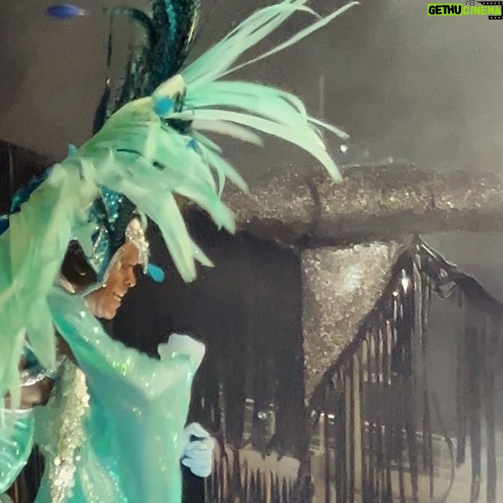 Rita Pereira - 56.5K Likes - O Carnaval no Brasil 🇧🇷
Já não é a primeira vez que vou, já tive até a sorte de desfilar num destes carros alegóricos e foi das experiências mais emocionantes da minha vida, mas todos os anos a emoção é gigante porque realmente, esta competição é única.
A mistura de pessoas, a cultura, a arte, a dedicação, a inclusão, a cor, os carros alegóricos, as fantasias, o amor que se vê no rosto de cada participante, tudo isto é muito especial.
Aconselho muito tentarem viver esta experiência.
@nossocamarote @marquesdesapucaioficial #carnavaldorio #riodejaneiro #goodvibes