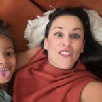 Rita Pereira Instagram – Passámos o sábado na sala. A ver televisão, a relaxar no sofá, a brincar com tartarugas ninja, jogar ás damas (estou a ensiná-lo), jogos no iPad, brincámos no jardim os únicos 10mn que não choveu, mas basicamente, não fizemos nada de especial e quando isto acontece fico assim com um sentimento meio de culpa por não o ter levado a lado nenhum…na verdade ele é que disse que não queria sair de casa mas…
Vocês pais também se sentem assim quando passam o dia fechados com os filhos em casa?!