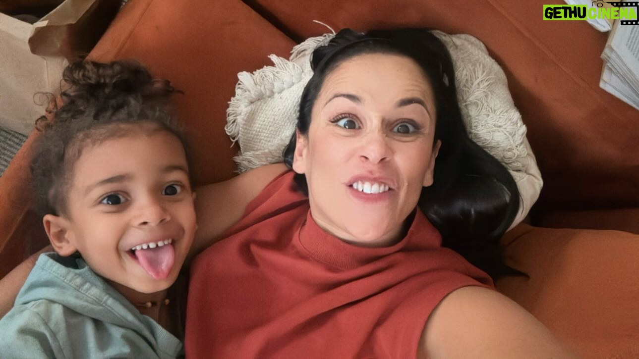 Rita Pereira Instagram - Passámos o sábado na sala. A ver televisão, a relaxar no sofá, a brincar com tartarugas ninja, jogar ás damas (estou a ensiná-lo), jogos no iPad, brincámos no jardim os únicos 10mn que não choveu, mas basicamente, não fizemos nada de especial e quando isto acontece fico assim com um sentimento meio de culpa por não o ter levado a lado nenhum…na verdade ele é que disse que não queria sair de casa mas… Vocês pais também se sentem assim quando passam o dia fechados com os filhos em casa?!