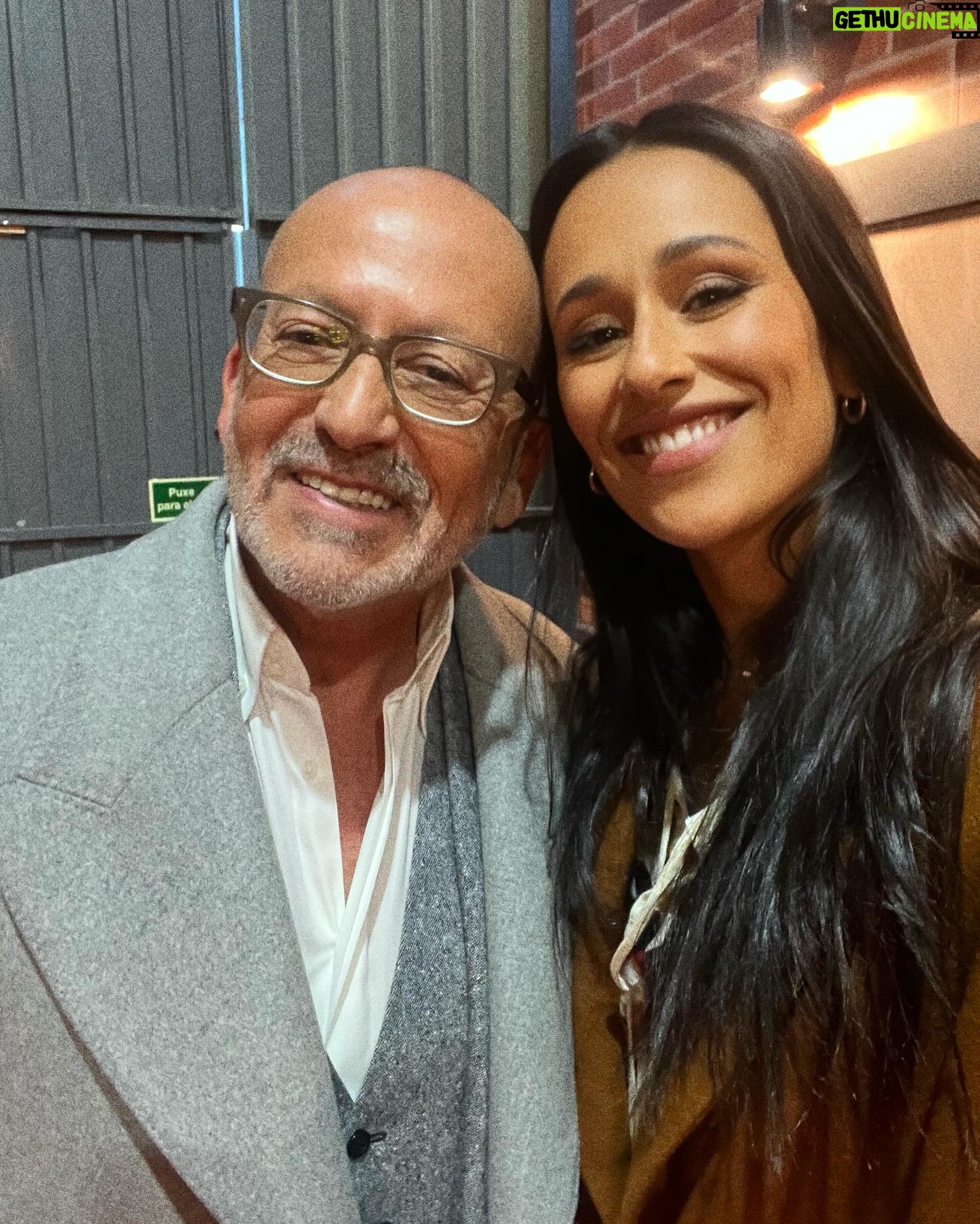 Rita Pereira Instagram - Ainda não me tinha sentado nesta cadeira. A entrevista do Goucha. Estava nervosa, confesso, não por ser o @mlgoucha , pois sabia que ele teria o maior respeito por mim, mas sim por estar a aprender a ser esta Rita “diferente” depois do Brasil. A verdade teve sempre uma extrema importância em mim e por mais que, às vezes, me traga dissabores, continuarei sempre a acreditar que será o melhor caminho. Quem viu a entrevista?! Aproveito para agradecer todo o vosso apoio 🤎