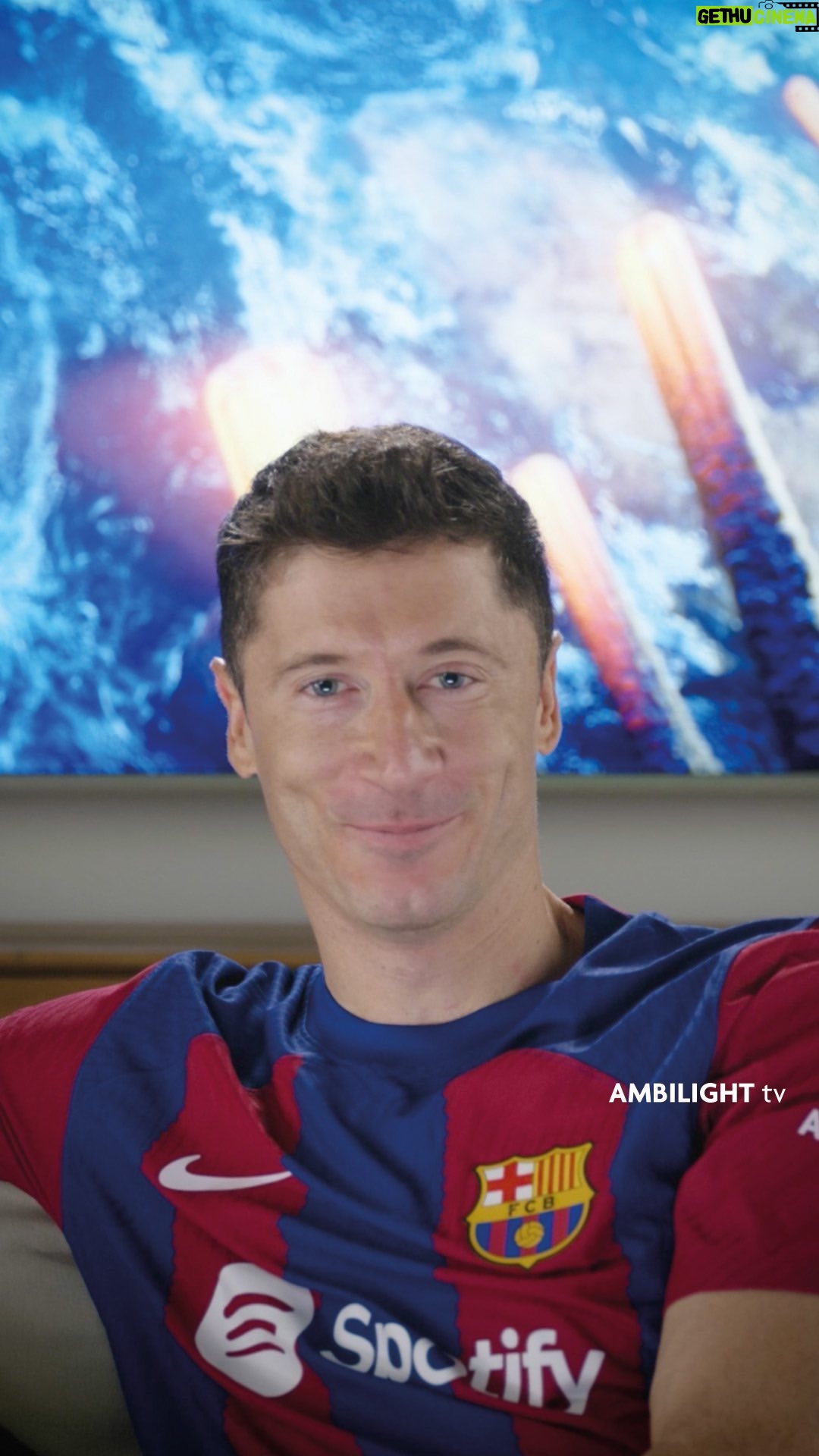 Robert Lewandowski Instagram - Just scored another goal, but this time with Ambilight TV! ⚽✨ Seriously, watching the game like this is as exciting as being at the stadium. Who’s in for a virtual stadium experience? #AmbilightTV #GameOn Kolejny gol, ale tym razem z telewizorem Ambilight! ⚽✨ Oglądanie meczu w ten sposób jest tak ekscytujące, jak bycie na stadionie. Kto jest zainteresowany wirtualnym doświadczeniem stadionowym? #AmbilightTV #GameOn