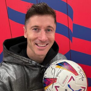 Robert Lewandowski Instagram - ⚽️⚽️⚽️

@fcbarcelona