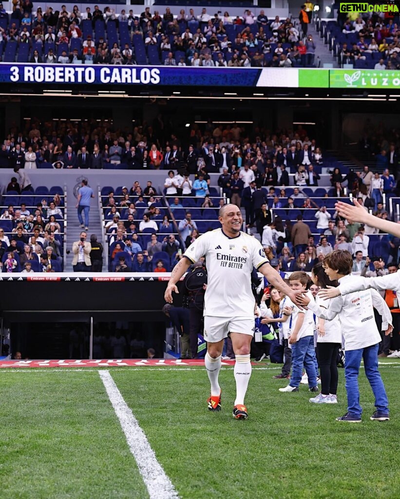 Roberto Carlos Instagram - ¡Encantado de veros a todos, Madridistas! Gran día de muchos recuerdos en nuestra casa. ¡Enhorabuena a la @Fundacion.RealMadrid y al @RealMadrid por esta iniciativa con el Corazón Classic Match!