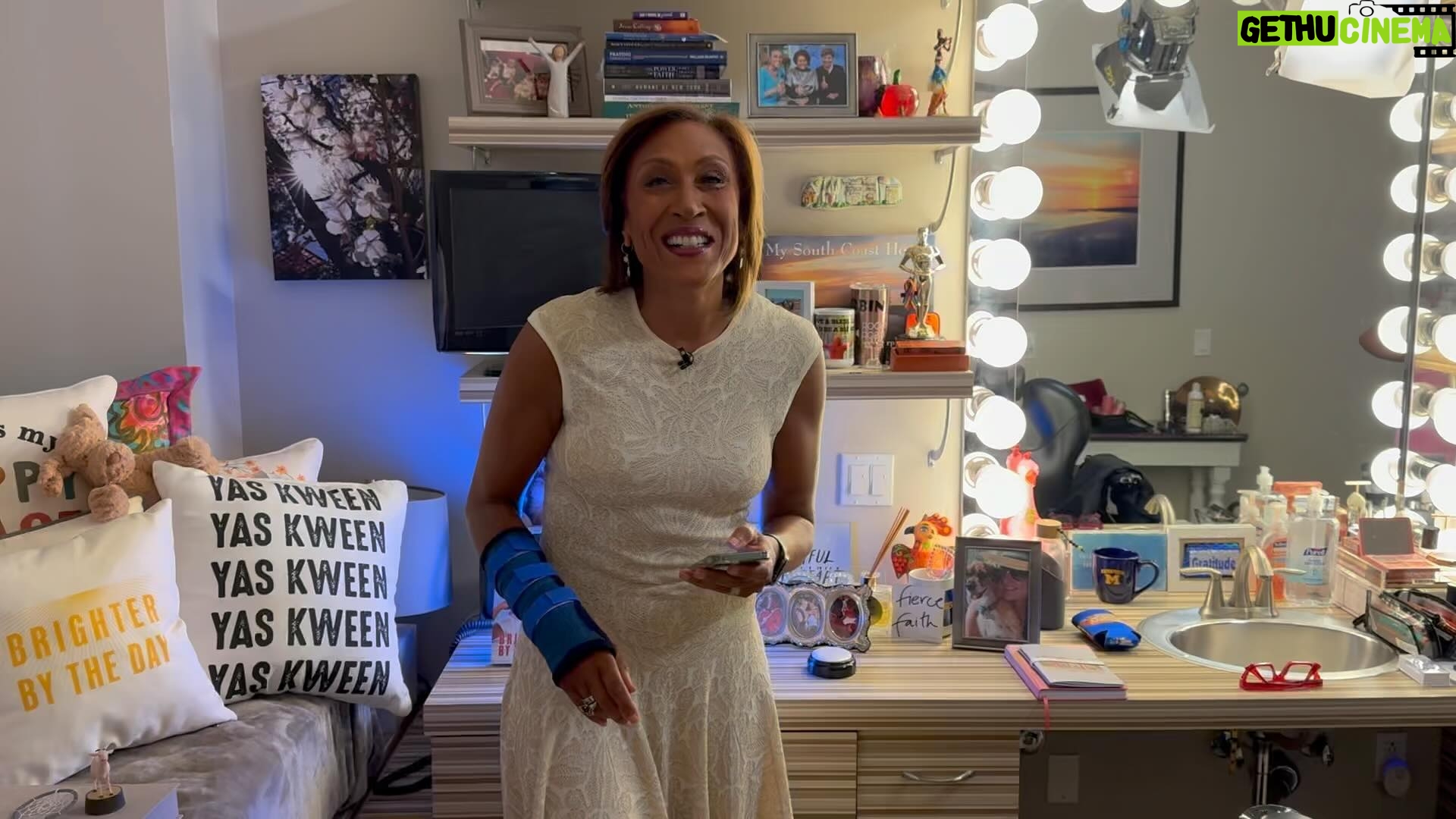 Robin Roberts Instagram - Good morning! Glam Fam & I so look forward to you sharing what you’re most grateful for on this #thankfulthursday 🙏🏾 #happyfridayeve💃🏾 #cmon 😉