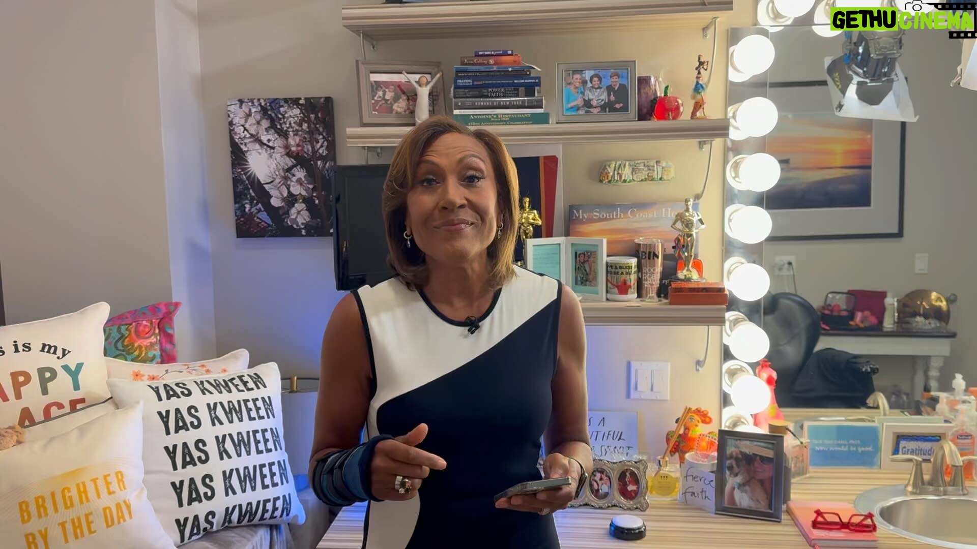 Robin Roberts Instagram - Good morning! Glam Fam & I hope you had a glorious Mother’s Day Weekend…let’s start the new week together with a lil #mondaymotivation #cmon 😘